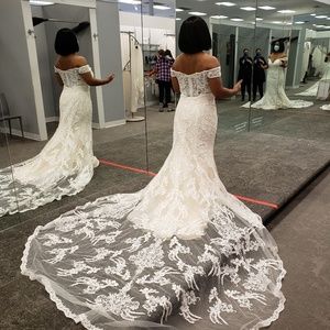 Never worn WEDDING DRESS by Oleg Cassini